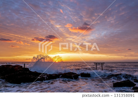 Dawn at the Kamiiso Torii Gate dyed in the morning glow [Oarai Coast, Ibaraki Prefecture] 131358091