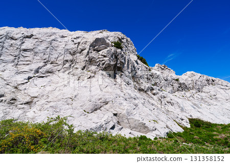 和歌山縣白崎海岸的石灰岩巨石海岸線，一堵巨大的白色牆壁伸向藍天② 131358152