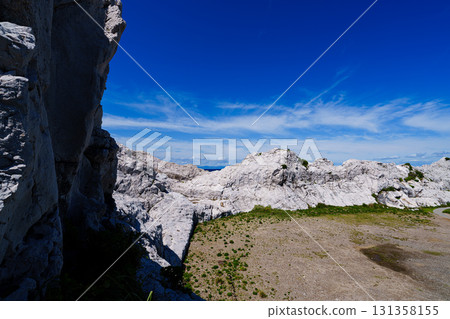 和歌山縣白崎海岸的石灰岩巨石海岸線，白色岩壁展現在眼前 131358155