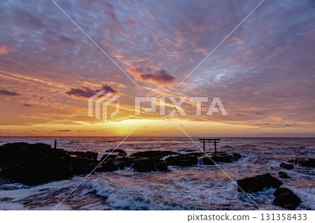 Dawn at the Kamiiso Torii Gate dyed in the morning glow [Oarai Coast, Ibaraki Prefecture] 131358433