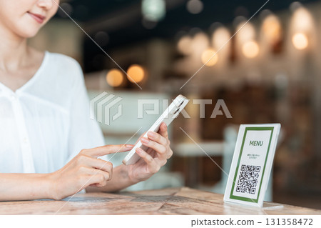 二維碼支付、無現金、智慧型手機 二維碼支付、無現金、智慧型手機 131358472