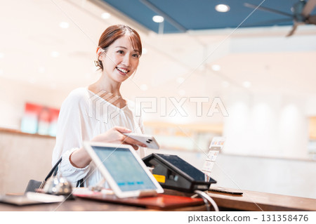 無現金智慧型手機支付的年輕女子 131358476