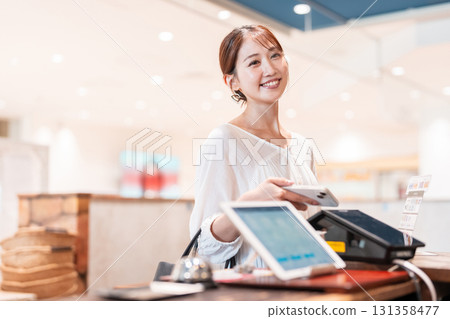 無現金智慧型手機支付的年輕女子 131358477