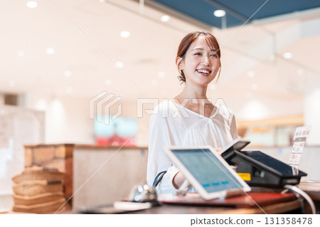 無現金智慧型手機支付的年輕女子 131358478