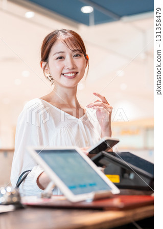 無現金智慧型手機支付的年輕女子 131358479