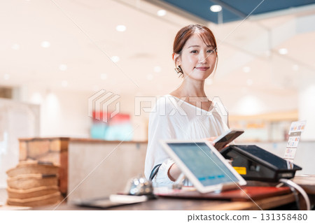 無現金智慧型手機支付的年輕女子 131358480