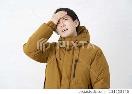 男人穿羽絨服，發燒，白色背景 131358546