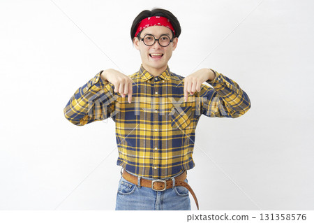 秋葉原風格的男子指向白色背景 131358576