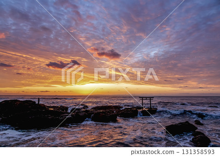 Dawn at the Kamiiso Torii Gate dyed in the morning glow [Oarai Coast, Ibaraki Prefecture] 131358593