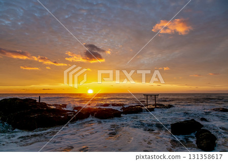 Dawn at the Kamiiso Torii Gate dyed in the morning glow [Oarai Coast, Ibaraki Prefecture] 131358617