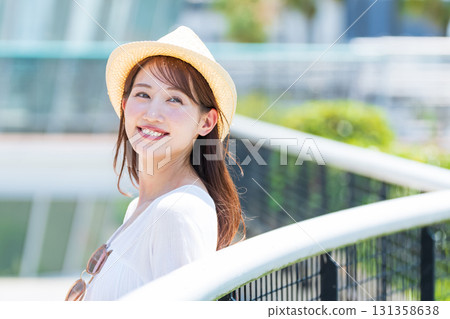 一個喜歡旅行的年輕女子 131358638