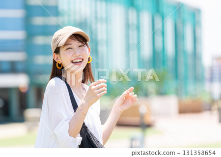 一個年輕的女人帶著微笑 131358654