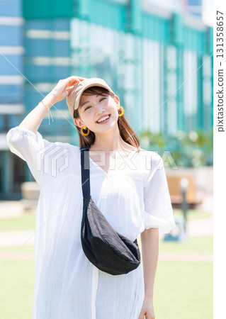 一個年輕的女人帶著微笑 131358657