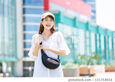 一個年輕的女人帶著微笑 131358658