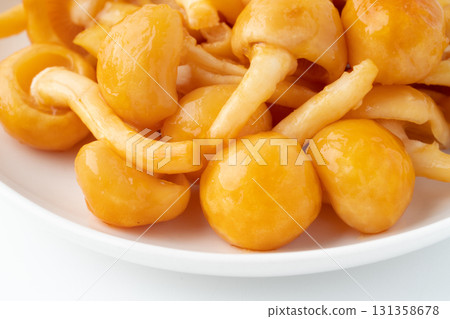盤子上的大滑菇特寫 131358678