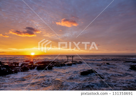 Dawn at the Kamiiso Torii Gate dyed in the morning glow [Oarai Coast, Ibaraki Prefecture] 131358691