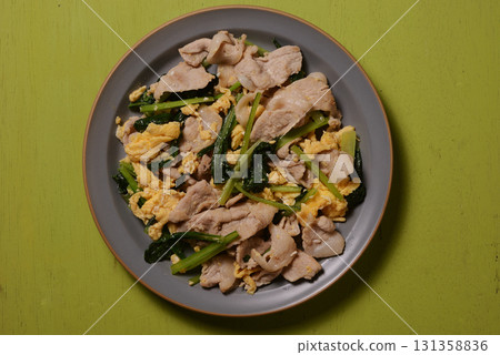 中式炒雞蛋配豬肉和日本芥末菠菜 中式炒雞蛋配豬肉和日本芥末菠菜 131358836