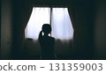 坐在黑暗房間裡的女人 131359003
