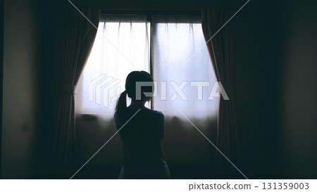 坐在黑暗房間裡的女人 131359003