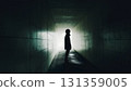 站在地下通道的男人 131359005