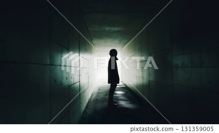 站在地下通道的男人 131359005