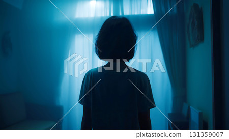 室內的女人剪影 131359007