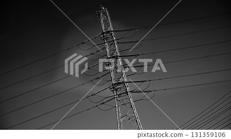 輸電塔的單色影像 131359106
