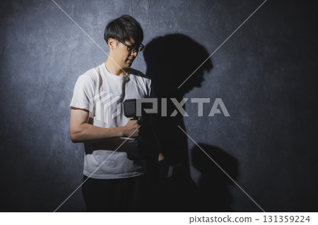 用啞鈴訓練肌肉的男人 用啞鈴訓練肌肉的男人 131359224