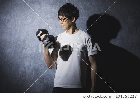 用啞鈴訓練肌肉的男人 131359228