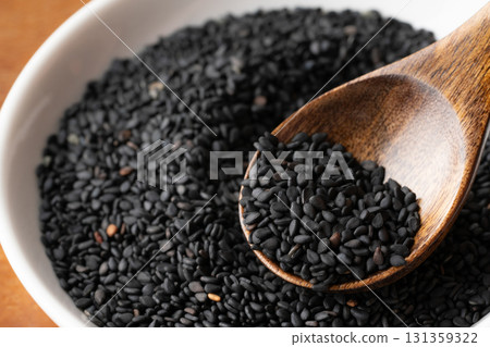 湯匙上的黑芝麻(生芝麻)的特寫 湯匙上的黑芝麻(生芝麻)的特寫 131359322