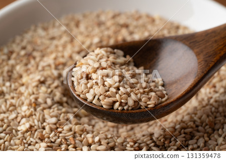 湯匙上的白芝麻（生芝麻）的特寫 131359478