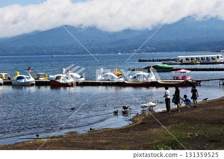 山梨縣的山中湖、租船和湖畔餵天鵝的人們 山梨縣的山中湖、租船和湖畔餵天鵝的人們 131359525