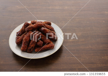 桌子背景盤上的紅糖 karinto(黑色 karinto) 桌子背景盤上的紅糖 karinto(黑色 karinto) 131359655