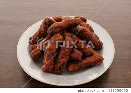 桌子背景盤上的紅糖 karinto(黑色 karinto) 桌子背景盤上的紅糖 karinto(黑色 karinto) 131359660