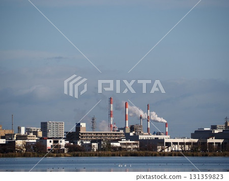 工廠煙囪和煙霧 131359823