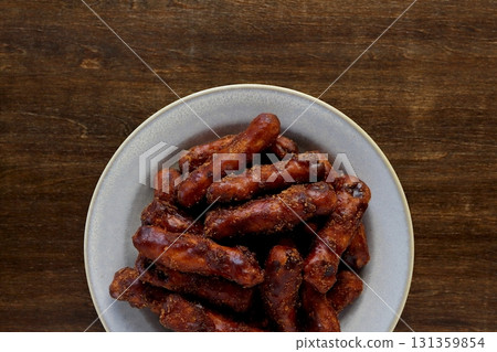 餐桌背景上，盤子裡盛著黑糖花林糖，從正上方俯瞰 131359854