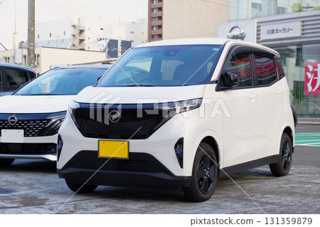 Car image: Nissan Sakura lined up at a dealership Car image: Nissan Sakura lined up at a dealership 131359879