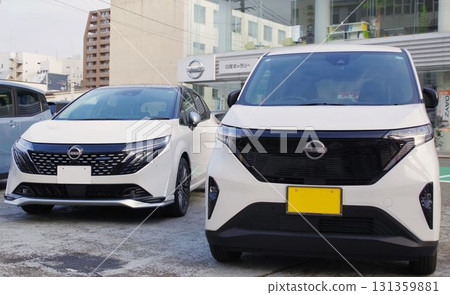 汽車圖片：日產汽車在經銷店排隊 131359881