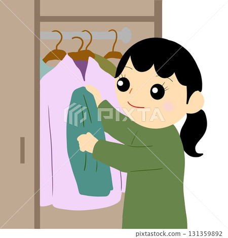 一位辦公室女士從衣櫃裡拿出一件長袖襯衫 131359892
