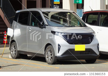 汽車圖片:日產櫻花在充電樁上充電 汽車圖片:日產櫻花在充電樁上充電 131360153