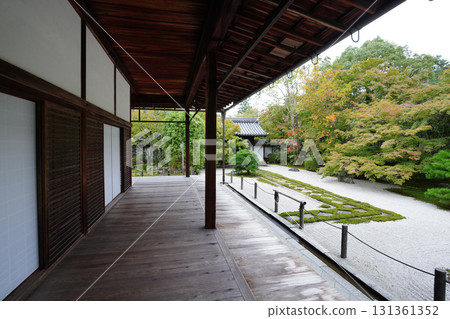 A Kyoto temple garden where you can feel the signs of autumn 131361352