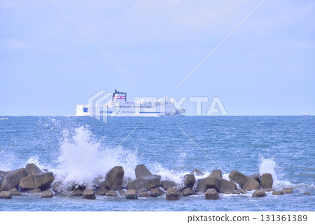 一艘新船駛離私人海灘 131361389