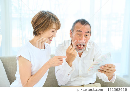 老年人查看彩票結果 131362636