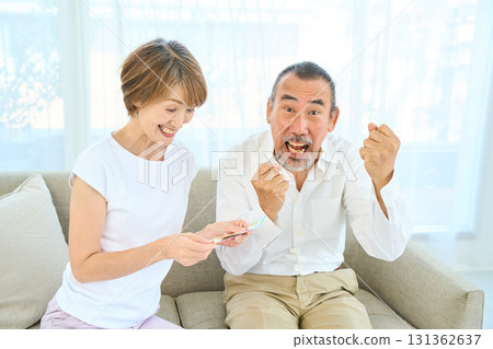 老年人查看彩票結果 131362637