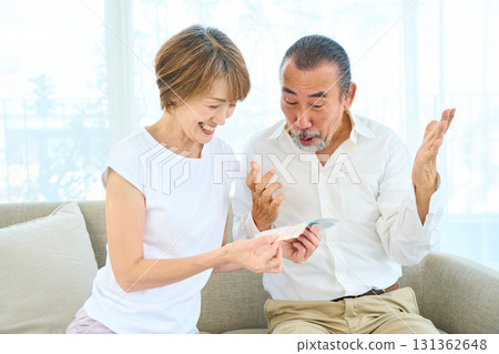 老年人查看彩票結果 131362648