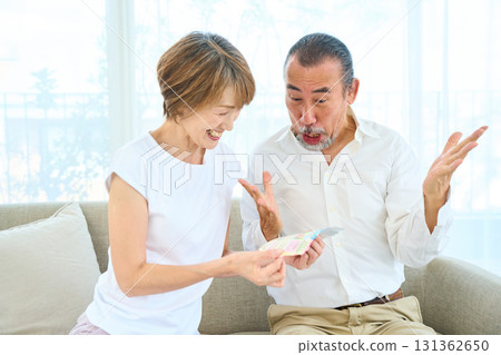 老年人查看彩票結果 131362650