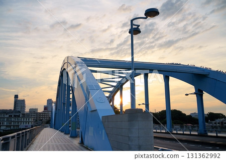 今日的開始-夏季的丸子橋(多摩川下游),晨曦灑進 今日的開始-夏季的丸子橋(多摩川下游),晨曦灑進 131362992
