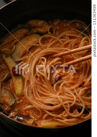 用番茄醬烹調茄子和鮪魚義大利麵 用番茄醬烹調茄子和鮪魚義大利麵 131363499