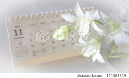 十一月日曆和白花 131363819