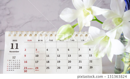 十一月日曆和白花 131363824